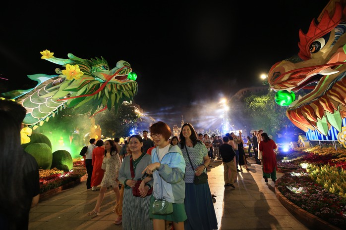 Đường hoa Nguyễn Huệ Tết Giáp Thìn 2024: Quy mô, độc đáo- Ảnh 10. Đường hoa Nguyễn Huệ Tết Giáp Thìn 2024: Quy mô, độc đáo- Ảnh 10.