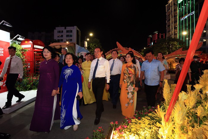 Đường hoa Nguyễn Huệ Tết Giáp Thìn 2024: Quy mô, độc đáo- Ảnh 6. Đường hoa Nguyễn Huệ Tết Giáp Thìn 2024: Quy mô, độc đáo- Ảnh 6.