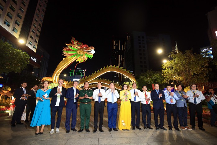 Đường hoa Nguyễn Huệ Tết Giáp Thìn 2024: Quy mô, độc đáo- Ảnh 8. Đường hoa Nguyễn Huệ Tết Giáp Thìn 2024: Quy mô, độc đáo- Ảnh 8.