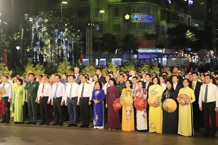 Đường hoa Nguyễn Huệ Tết Giáp Thìn 2024: Quy mô, độc đáo- Ảnh 1. Đường hoa Nguyễn Huệ Tết Giáp Thìn 2024: Quy mô, độc đáo- Ảnh 1.