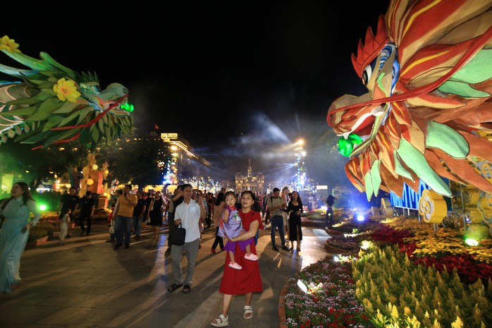 Đường hoa Nguyễn Huệ Tết Giáp Thìn 2024: Quy mô, độc đáo- Ảnh 11. Đường hoa Nguyễn Huệ Tết Giáp Thìn 2024: Quy mô, độc đáo- Ảnh 11.