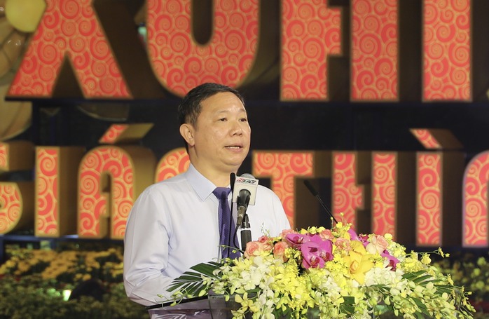 Đường hoa Nguyễn Huệ Tết Giáp Thìn 2024: Quy mô, độc đáo- Ảnh 3. Đường hoa Nguyễn Huệ Tết Giáp Thìn 2024: Quy mô, độc đáo- Ảnh 3.