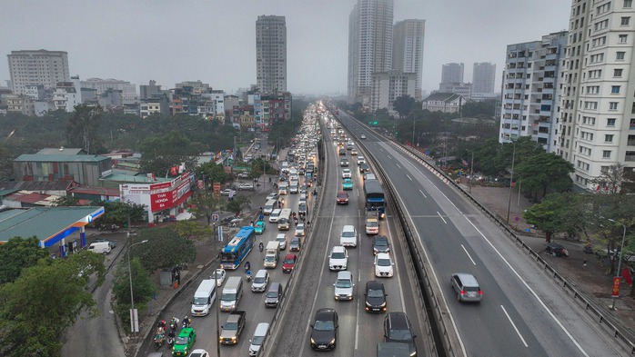 Ôtô xếp hàng dài 2 km để vào cao tốc Pháp Vân - Cầu Giẽ rời Thủ đô- Ảnh 5. Ôtô xếp hàng dài 2 km để vào cao tốc Pháp Vân - Cầu Giẽ rời Thủ đô- Ảnh 5.