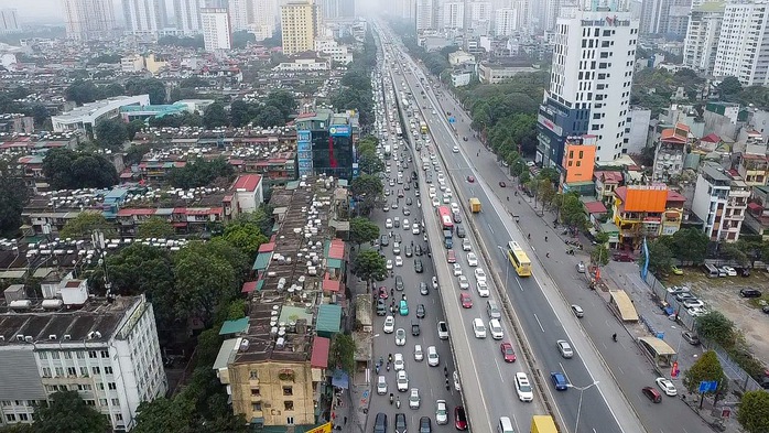 Ôtô xếp hàng dài 2 km để vào cao tốc Pháp Vân - Cầu Giẽ rời Thủ đô- Ảnh 1. Ôtô xếp hàng dài 2 km để vào cao tốc Pháp Vân - Cầu Giẽ rời Thủ đô- Ảnh 1.