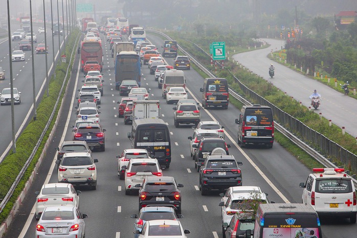 Ôtô xếp hàng dài 2 km để vào cao tốc Pháp Vân - Cầu Giẽ rời Thủ đô- Ảnh 7. Ôtô xếp hàng dài 2 km để vào cao tốc Pháp Vân - Cầu Giẽ rời Thủ đô- Ảnh 7.