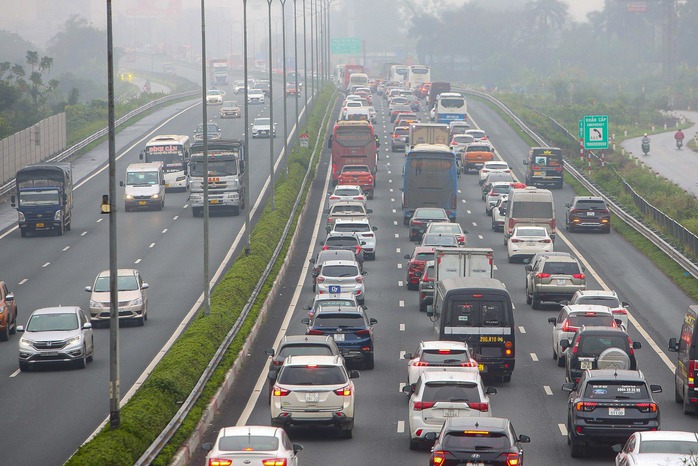 Ôtô xếp hàng dài 2 km để vào cao tốc Pháp Vân - Cầu Giẽ rời Thủ đô- Ảnh 6. Ôtô xếp hàng dài 2 km để vào cao tốc Pháp Vân - Cầu Giẽ rời Thủ đô- Ảnh 6.