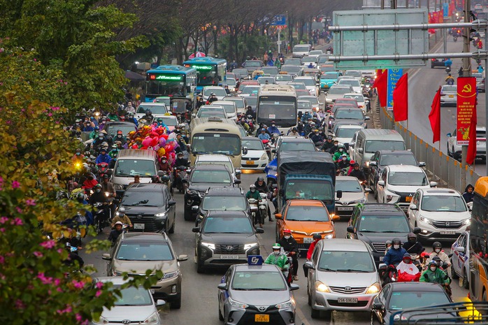 Ôtô xếp hàng dài 2 km để vào cao tốc Pháp Vân - Cầu Giẽ rời Thủ đô- Ảnh 4. Ôtô xếp hàng dài 2 km để vào cao tốc Pháp Vân - Cầu Giẽ rời Thủ đô- Ảnh 4.
