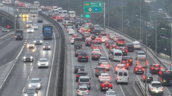 Ôtô xếp hàng dài 2 km để vào cao tốc Pháp Vân - Cầu Giẽ rời Thủ đô- Ảnh 3. Ôtô xếp hàng dài 2 km để vào cao tốc Pháp Vân - Cầu Giẽ rời Thủ đô- Ảnh 3.