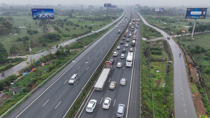 Ôtô xếp hàng dài 2 km để vào cao tốc Pháp Vân - Cầu Giẽ rời Thủ đô- Ảnh 8. Ôtô xếp hàng dài 2 km để vào cao tốc Pháp Vân - Cầu Giẽ rời Thủ đô- Ảnh 8.