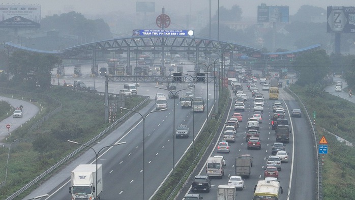 Ôtô xếp hàng dài 2 km để vào cao tốc Pháp Vân - Cầu Giẽ rời Thủ đô- Ảnh 9. Ôtô xếp hàng dài 2 km để vào cao tốc Pháp Vân - Cầu Giẽ rời Thủ đô- Ảnh 9.