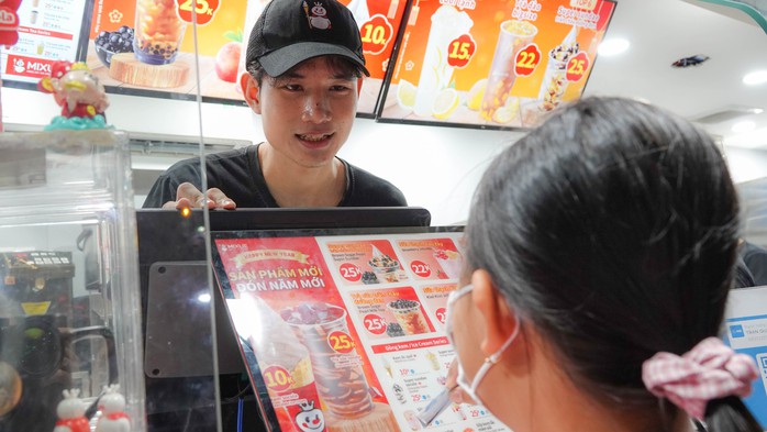 Sinh viên làm thêm ngày Tết: “Tết này chỉ mua một áo ấm cho em trai”- Ảnh 1. Sinh viên làm thêm ngày Tết: “Tết này chỉ mua một áo ấm cho em trai”- Ảnh 1.