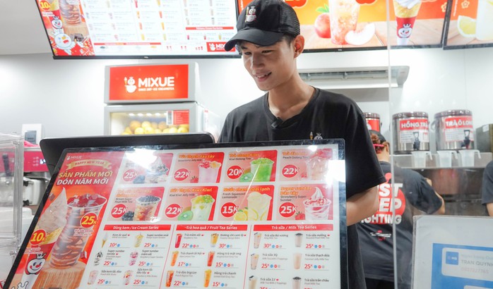 Sinh viên làm thêm ngày Tết: “Tết này chỉ mua một áo ấm cho em trai”- Ảnh 3. Sinh viên làm thêm ngày Tết: “Tết này chỉ mua một áo ấm cho em trai”- Ảnh 3.