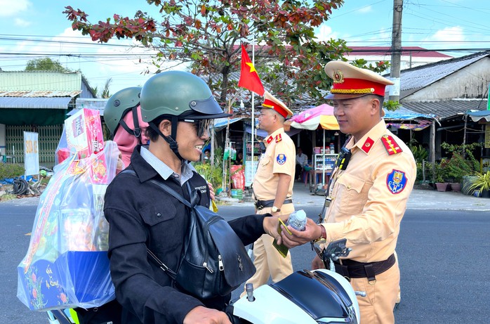 Nhiều người bất ngờ khi "bị" CSGT ở Cà Mau yêu cầu dừng xe- Ảnh 4. Nhiều người bất ngờ khi "bị" CSGT ở Cà Mau yêu cầu dừng xe- Ảnh 4.