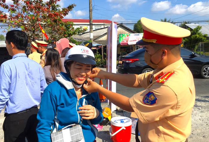 Nhiều người bất ngờ khi "bị" CSGT ở Cà Mau yêu cầu dừng xe- Ảnh 5. Nhiều người bất ngờ khi "bị" CSGT ở Cà Mau yêu cầu dừng xe- Ảnh 5.