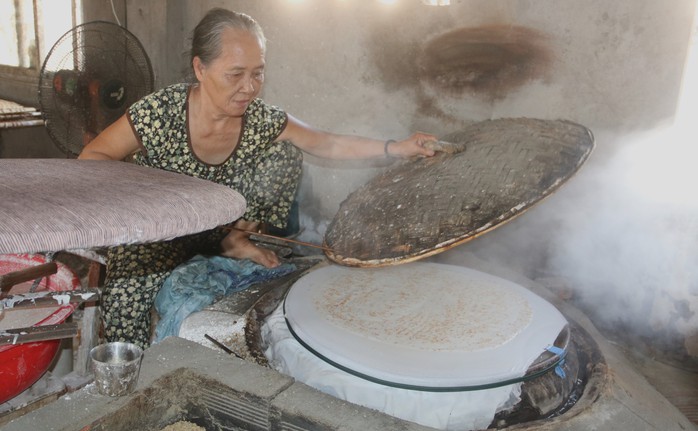 Làng nghề bánh tráng Phú Long đỏ lửa- Ảnh 2.