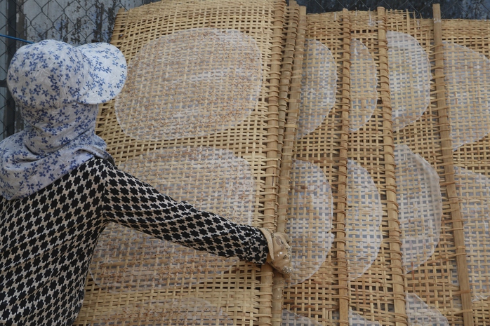 Làng nghề bánh tráng Phú Long đỏ lửa- Ảnh 6.
