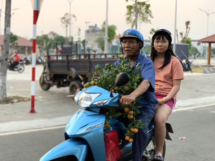 Rực rỡ chợ hoa xuân ngày cận Tết- Ảnh 13. Rực rỡ chợ hoa xuân ngày cận Tết- Ảnh 13.
