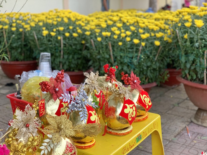 Nhiều mặt hàng Tết cũng được bày bán Nhiều mặt hàng Tết cũng được bày bán