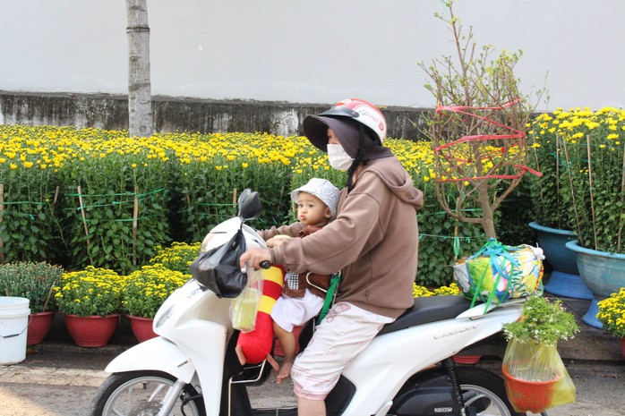 Một năm khó khăn, thương lái ở Bình Dương lo hoa ế đến đêm 30 Tết- Ảnh 7. Một năm khó khăn, thương lái ở Bình Dương lo hoa ế đến đêm 30 Tết- Ảnh 7.