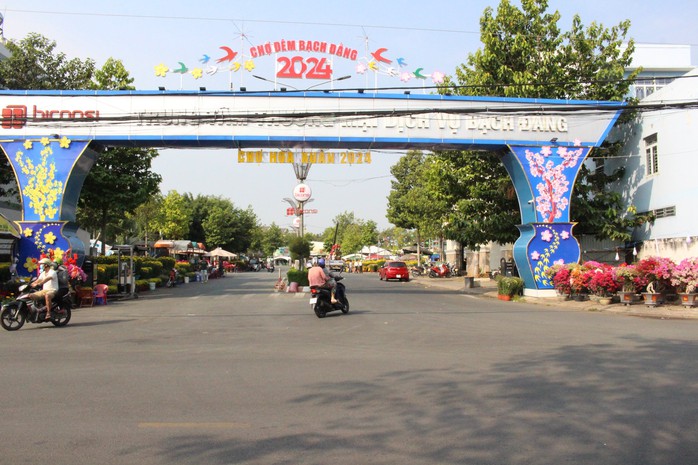 Một năm khó khăn, thương lái ở Bình Dương lo hoa ế đến đêm 30 Tết- Ảnh 10. Một năm khó khăn, thương lái ở Bình Dương lo hoa ế đến đêm 30 Tết- Ảnh 10.