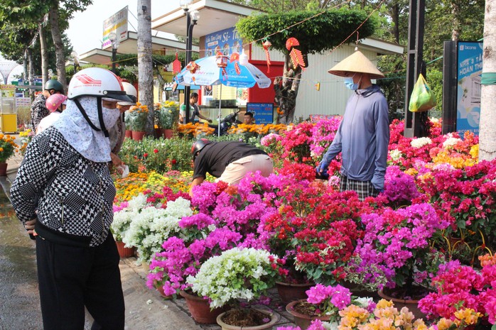 Một năm khó khăn, thương lái ở Bình Dương lo hoa ế đến đêm 30 Tết- Ảnh 5. Một năm khó khăn, thương lái ở Bình Dương lo hoa ế đến đêm 30 Tết- Ảnh 5.