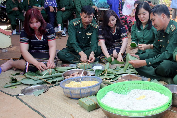 Bộ đội Biên phòng giúp dân miền biên viễn đón Tết- Ảnh 1.