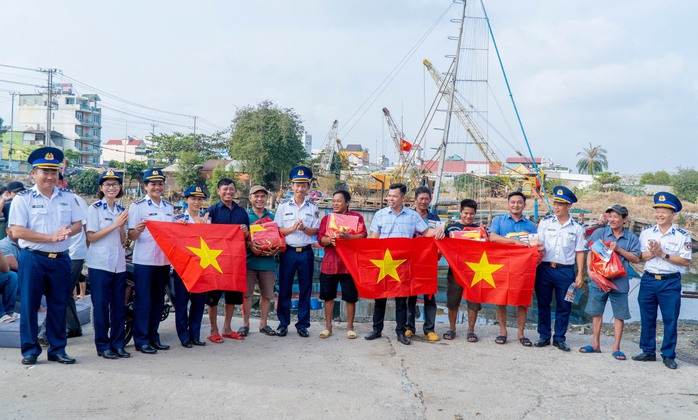 Cảnh sát biển gói bánh chưng tặng ngư dân- Ảnh 2. Cảnh sát biển gói bánh chưng tặng ngư dân- Ảnh 2.