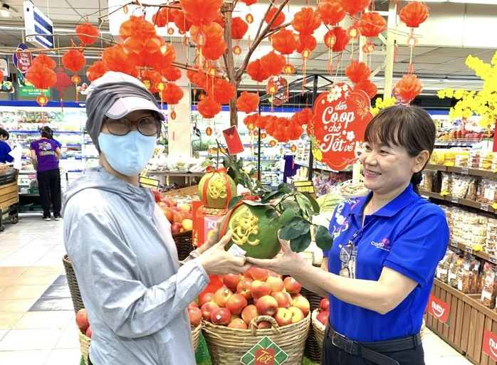 Bưởi Tết đắp chữ nổi, hình rồng gần nửa triệu đồng/cặp vẫn không có hàng bán- Ảnh 1. Bưởi Tết đắp chữ nổi, hình rồng gần nửa triệu đồng/cặp vẫn không có hàng bán- Ảnh 1.