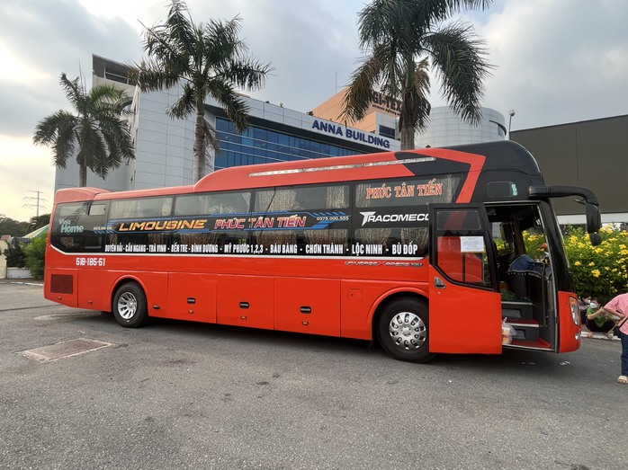 CSGT TP HCM phát hiện gần chục người nhồi nhét trên xe về quê- Ảnh 1.