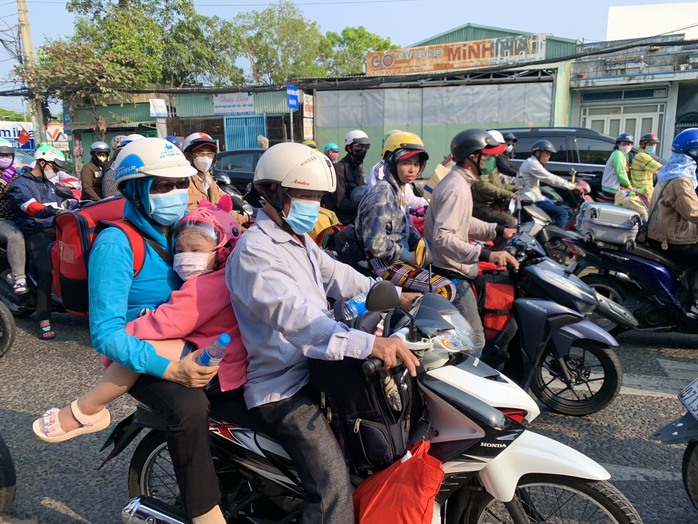 CLIP: Người dân đổ về cửa ngõ phía Tây TP HCM, CSGT làm điều bất ngờ- Ảnh 6. CLIP: Người dân đổ về cửa ngõ phía Tây TP HCM, CSGT làm điều bất ngờ- Ảnh 6.