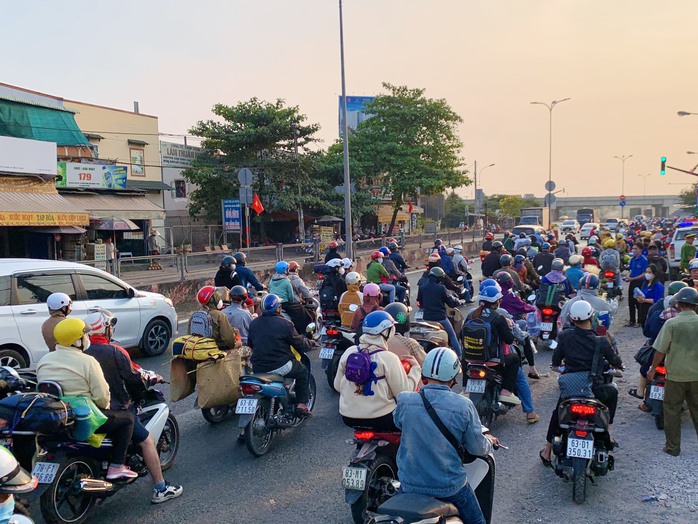 CLIP: Người dân đổ về cửa ngõ phía Tây TP HCM, CSGT làm điều bất ngờ- Ảnh 2. CLIP: Người dân đổ về cửa ngõ phía Tây TP HCM, CSGT làm điều bất ngờ- Ảnh 2.