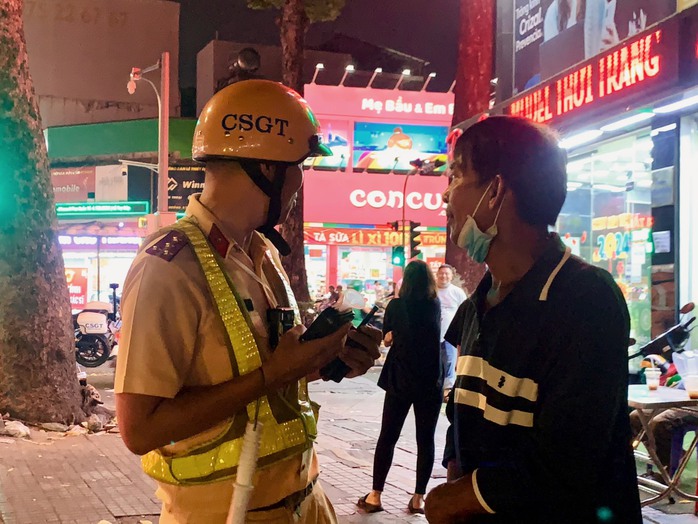 CSGT TP HCM đo "cồn" ngày Tết: Người ngã nhào xuống đường, người vi phạm mức "khủng"
- Ảnh 1. CSGT TP HCM đo "cồn" ngày Tết: Người ngã nhào xuống đường, người vi phạm mức "khủng"
- Ảnh 1.