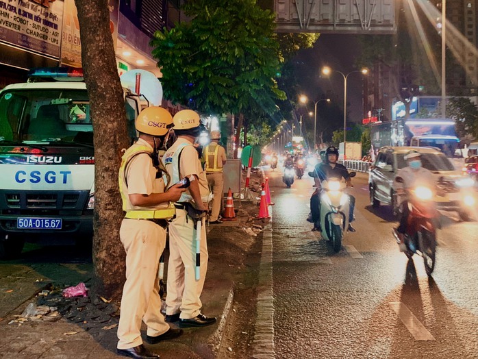 CSGT TP HCM đo "cồn" ngày Tết: Người ngã nhào xuống đường, người vi phạm mức "khủng"
- Ảnh 4. CSGT TP HCM đo "cồn" ngày Tết: Người ngã nhào xuống đường, người vi phạm mức "khủng"
- Ảnh 4.