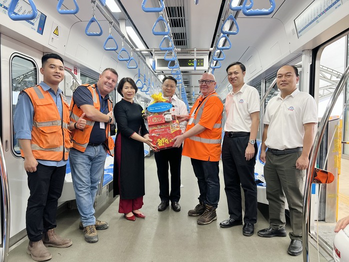 Metro số 1 chạy thử nghiệm liên tục trong Tết- Ảnh 1. Metro số 1 chạy thử nghiệm liên tục trong Tết- Ảnh 1.