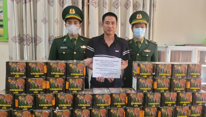 Bắt tài xế vận chuyển pháo hoa nổ qua biên giới ở Quảng Bình- Ảnh 1. Bắt tài xế vận chuyển pháo hoa nổ qua biên giới ở Quảng Bình- Ảnh 1.