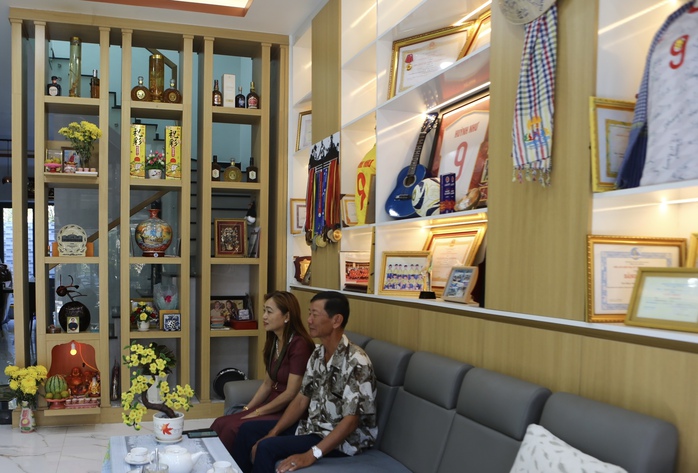 Bộ sưu tập huy chương, danh hiệu và hình ảnh hiếm gặp của Huỳnh Như- Ảnh 2. Bộ sưu tập huy chương, danh hiệu và hình ảnh hiếm gặp của Huỳnh Như- Ảnh 2.