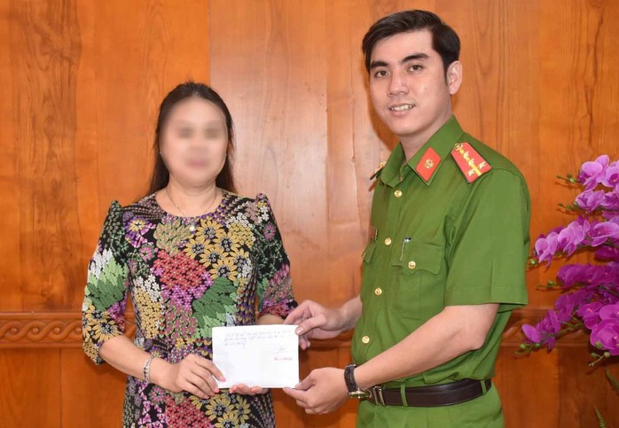 Công an Bạc Liêu trao trả hơn 700 triệu đồng cho nữ Việt kiều Mỹ- Ảnh 1. Công an Bạc Liêu trao trả hơn 700 triệu đồng cho nữ Việt kiều Mỹ- Ảnh 1.