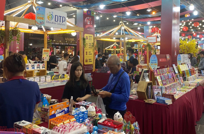 Chưa đầy 24 giờ, Lễ hội Đường sách Tết Giáp Thìn thu cả tỉ đồng- Ảnh 2. Chưa đầy 24 giờ, Lễ hội Đường sách Tết Giáp Thìn thu cả tỉ đồng- Ảnh 2.