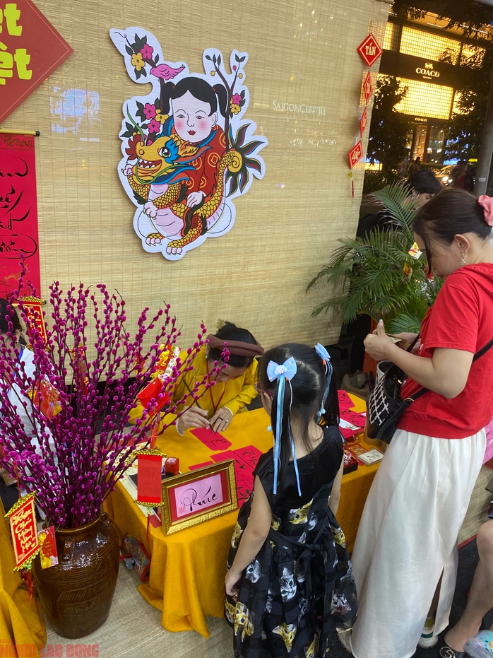 Chưa đầy 24 giờ, Lễ hội Đường sách Tết Giáp Thìn thu cả tỉ đồng- Ảnh 5. Chưa đầy 24 giờ, Lễ hội Đường sách Tết Giáp Thìn thu cả tỉ đồng- Ảnh 5.