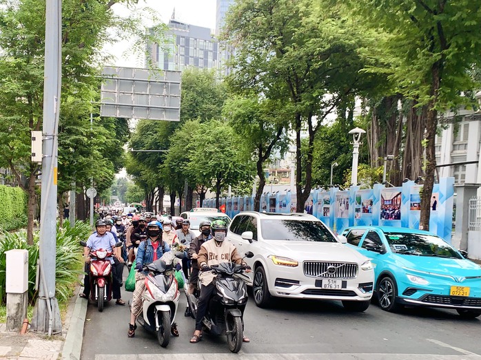 Ngày 29 Tết, đường sá TP HCM thông thoáng, người dân nô nức du xuân- Ảnh 5. Ngày 29 Tết, đường sá TP HCM thông thoáng, người dân nô nức du xuân- Ảnh 5.
