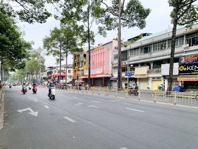 Ngày 29 Tết, đường sá TP HCM thông thoáng, người dân nô nức du xuân- Ảnh 4. Ngày 29 Tết, đường sá TP HCM thông thoáng, người dân nô nức du xuân- Ảnh 4.