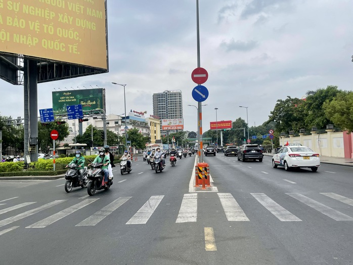Ngày 29 Tết, đường sá TP HCM thông thoáng, người dân nô nức du xuân- Ảnh 2. Ngày 29 Tết, đường sá TP HCM thông thoáng, người dân nô nức du xuân- Ảnh 2.