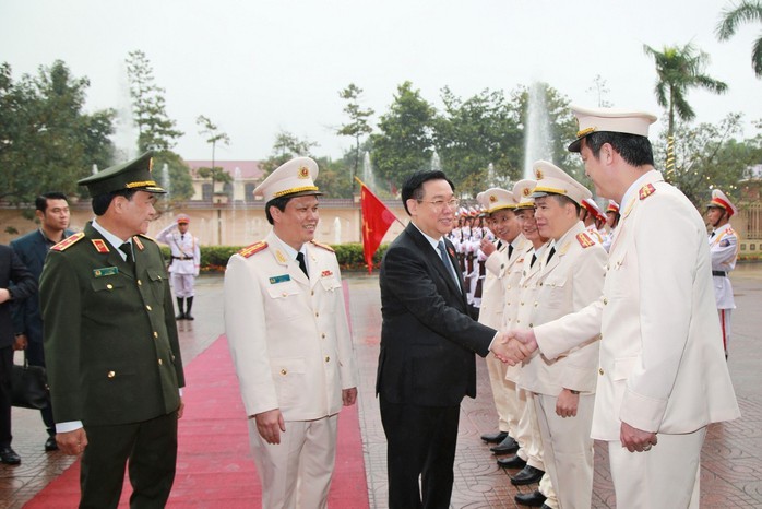 Chủ tịch Quốc hội Vương Đình Huệ thăm, chúc Tết Công an tỉnh Nghệ An- Ảnh 1. Chủ tịch Quốc hội Vương Đình Huệ thăm, chúc Tết Công an tỉnh Nghệ An- Ảnh 1.