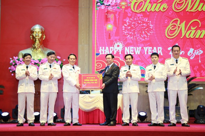 Chủ tịch Quốc hội Vương Đình Huệ thăm, chúc Tết Công an tỉnh Nghệ An- Ảnh 2. Chủ tịch Quốc hội Vương Đình Huệ thăm, chúc Tết Công an tỉnh Nghệ An- Ảnh 2.