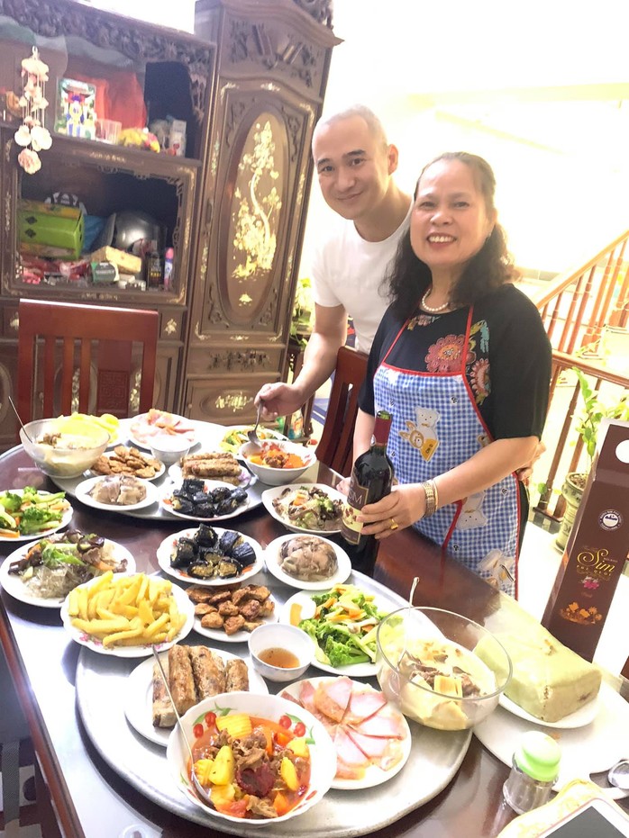 "Xuân sum vầy - Tết sẻ chia": Vương vấn Tết xưa trong phố thị hôm nay- Ảnh 1. "Xuân sum vầy - Tết sẻ chia": Vương vấn Tết xưa trong phố thị hôm nay- Ảnh 1.