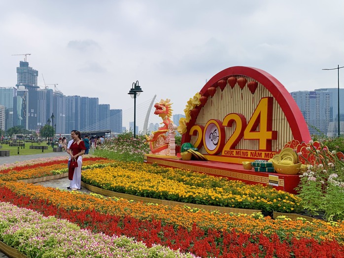 Ngày 29 Tết, đường sá TP HCM thông thoáng, người dân nô nức du xuân- Ảnh 6. Ngày 29 Tết, đường sá TP HCM thông thoáng, người dân nô nức du xuân- Ảnh 6.