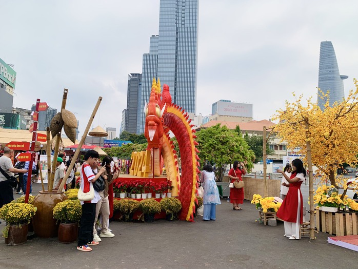 Ngày 29 Tết, đường sá TP HCM thông thoáng, người dân nô nức du xuân- Ảnh 7. Ngày 29 Tết, đường sá TP HCM thông thoáng, người dân nô nức du xuân- Ảnh 7.