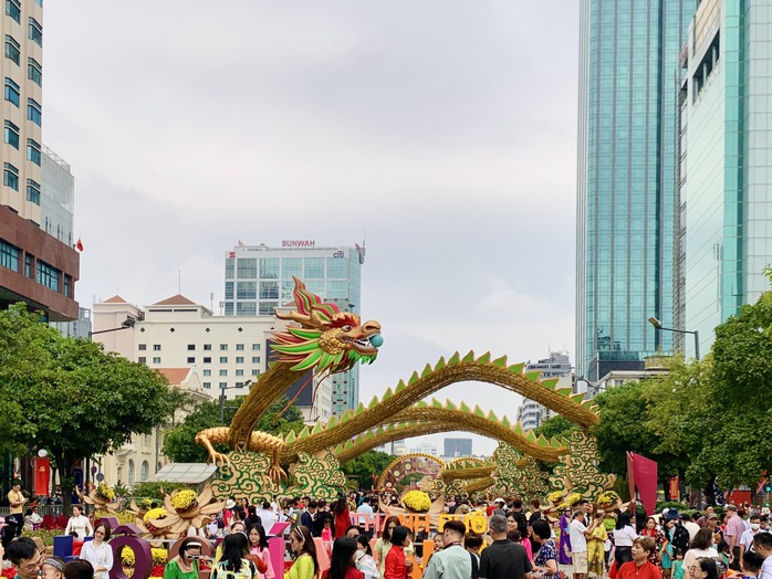 Ngày 29 Tết, đường sá TP HCM thông thoáng, người dân nô nức du xuân- Ảnh 8. Ngày 29 Tết, đường sá TP HCM thông thoáng, người dân nô nức du xuân- Ảnh 8.