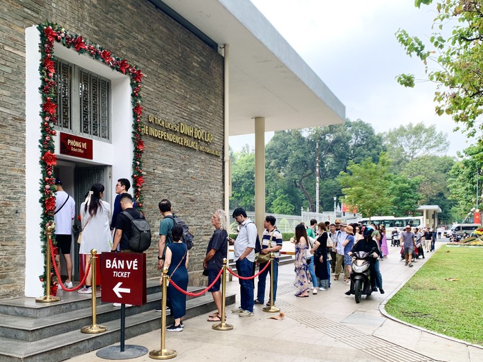 Ngày 29 Tết, đường sá TP HCM thông thoáng, người dân nô nức du xuân- Ảnh 9. Ngày 29 Tết, đường sá TP HCM thông thoáng, người dân nô nức du xuân- Ảnh 9.