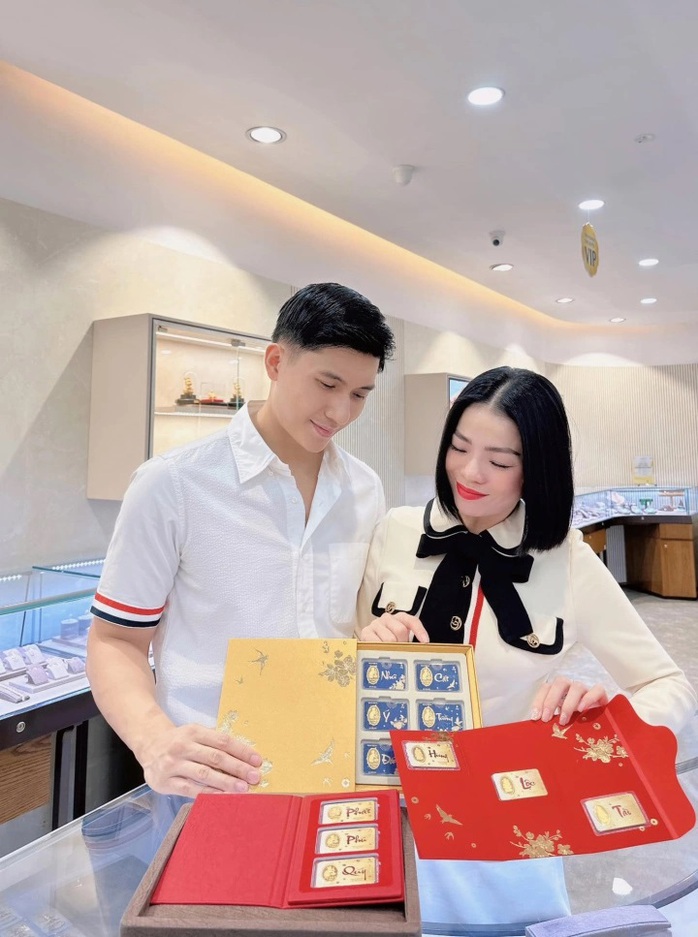 Sao Việt mang gì về cho bố mẹ ngày Tết?- Ảnh 5. Sao Việt mang gì về cho bố mẹ ngày Tết?- Ảnh 5.